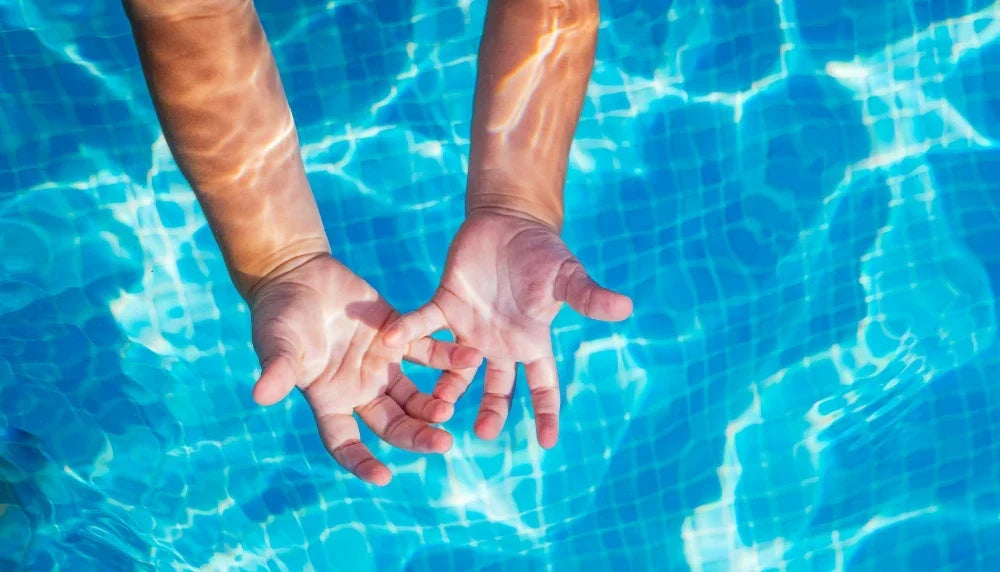 Alcalinidad en la piscina: cómo regularla para evitar verdín y mantener el pH