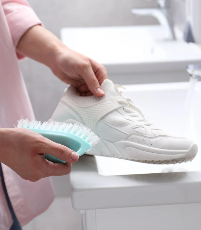 Limpieza y blanqueado de zapatillas blancas